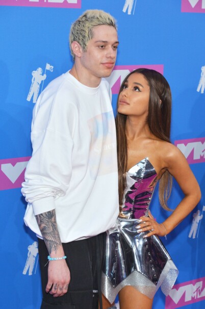 KJÆRLIGE: Ariana Grande og Pete Davidson så ikke ut til å få nok av hverandre på den røde løperen. Foto: NTB Scanpix KJÆRLIGE: Ariana Grande og Pete Davidson så ikke ut til å få nok av hverandre på den røde løperen. Foto: NTB Scanpix